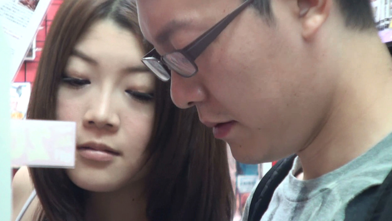 旦那の帰りが遅くてムラムラ来た若妻はエロDVD売り場にチ○ポを漁りにやってくる 画像2