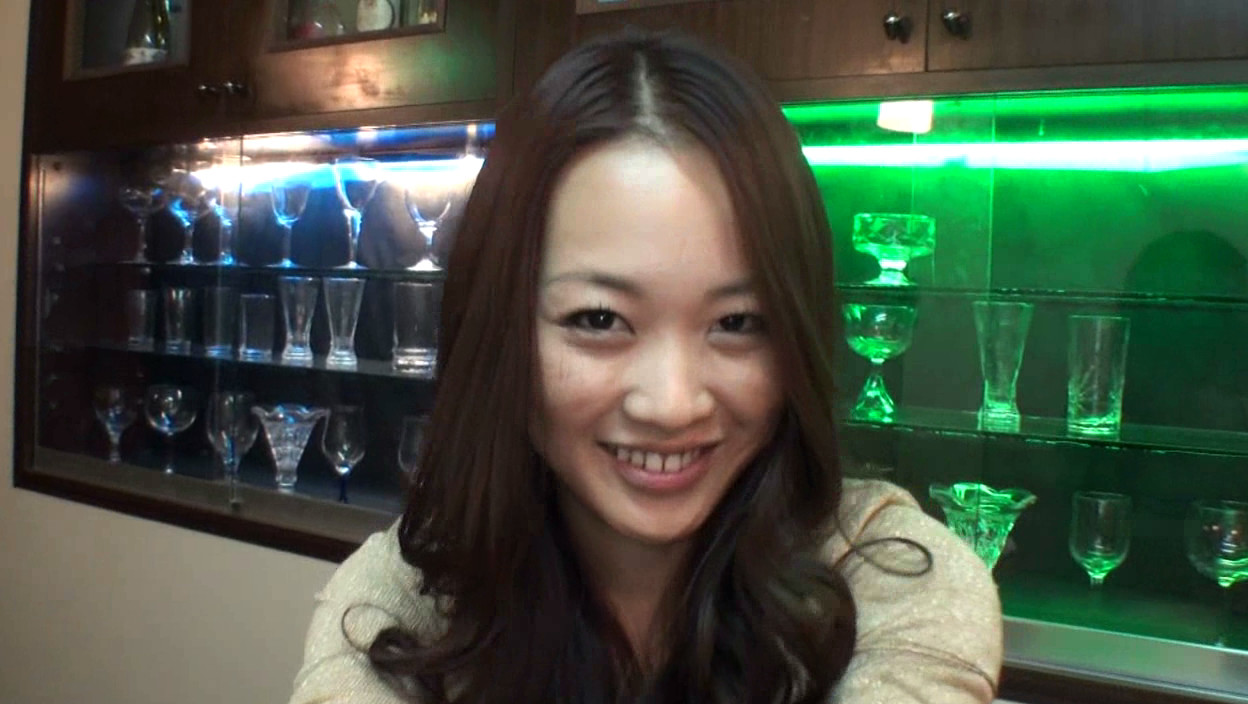 スナックで飲んでる人妻は旦那の帰りが遅くて酔った勢いで目と目が合ったら濡れ濡れパンツを脱いできた 画像9