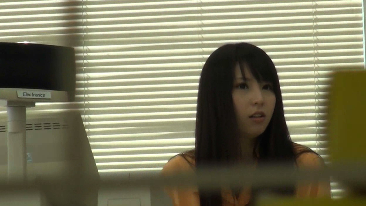 恥ずかしすぎる緊急事態、我慢できずお漏らししてしまった働くお姉さん、偶然目撃した俺は勃起! 画像4