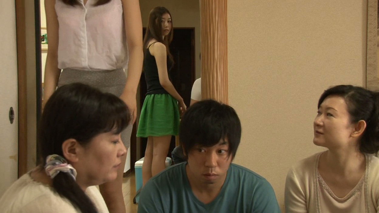 強妻の尻に敷かれた情けない僕だが近所の若妻達の母性本能をくすぐって妻に隠れて貪り合った 画像5