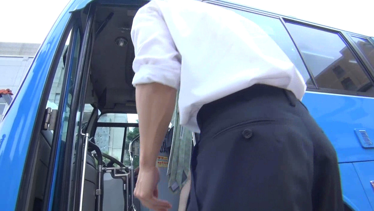 満員車内で人妻のボインが僕の体に密着!勃起したチ○ポをそっと握りしめ、お互いハァハァ、挿入を止められない 画像4