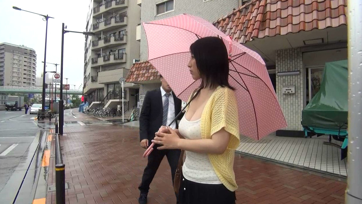 満員車内で人妻のボインが僕の体に密着!勃起したチ○ポをそっと握りしめ、お互いハァハァ、挿入を止められない 画像13