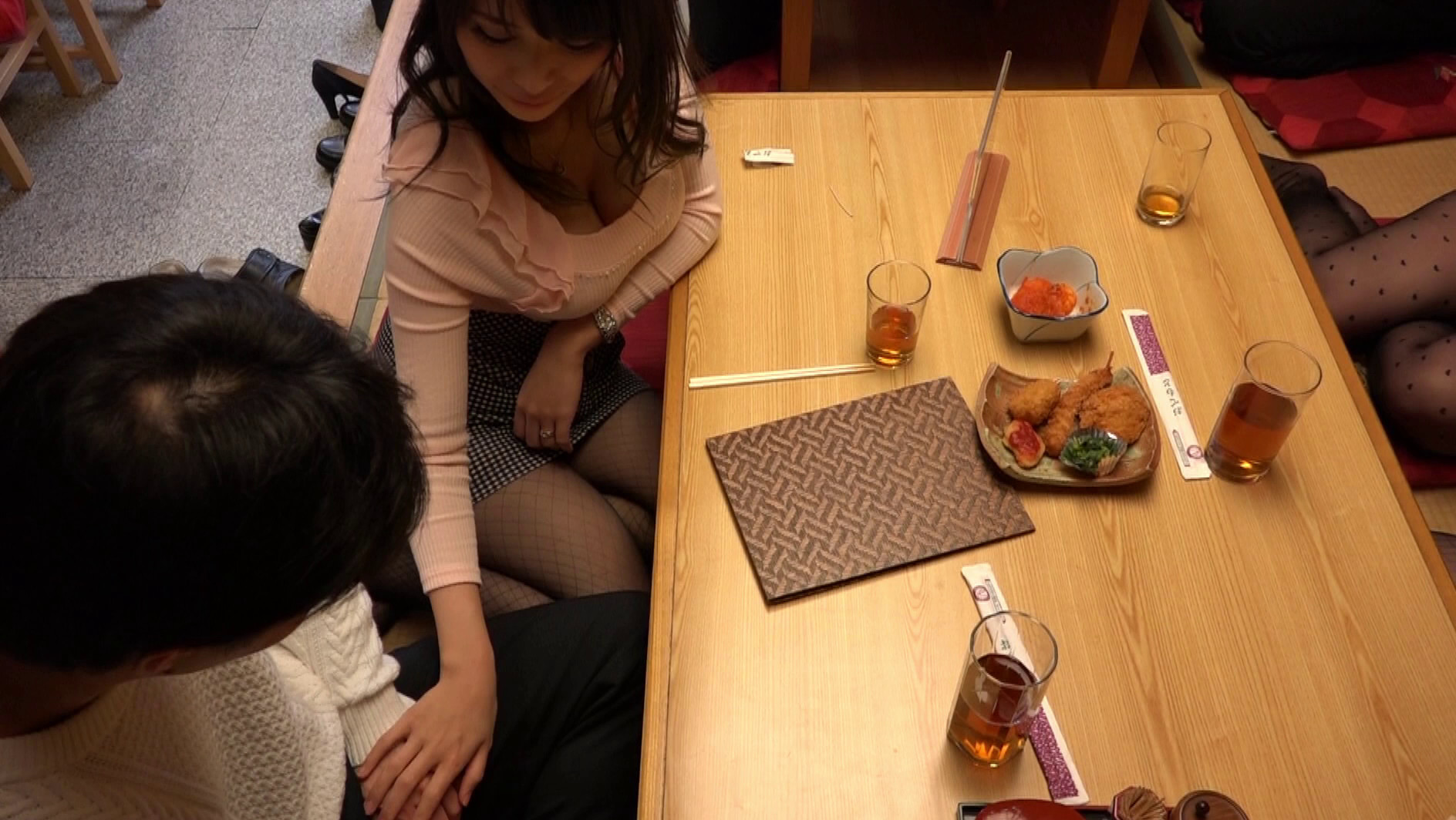 同窓会で会った憧れの彼女は人妻になっていた。旦那と上手くいってないのか彼女いない歴30年の僕のチ○コを机の下で握りしめて放さない。みんなの目を盗んで店内でヤッちゃっていいんですね?! 画像4