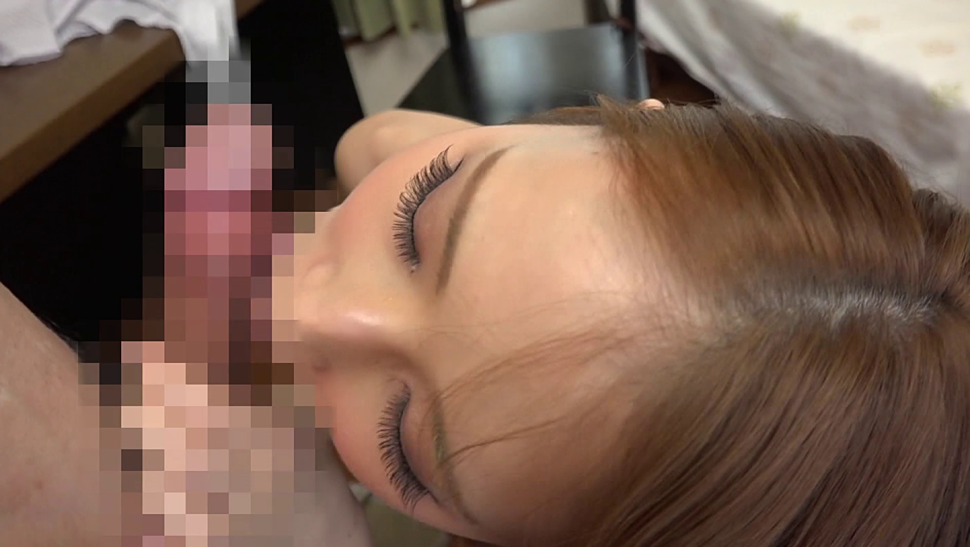 先生にエロ本見られちゃった! 只今絶賛ひきもり中の僕の家に、先生(女教師)が訪ねてきた。チラチラ見えるパンチラと胸チラが気になる。我慢できずに部屋から逃げ出した時に、エロ本を発見されて、興奮しちゃったらしい先生の目がイヤらしいよ。 画像17