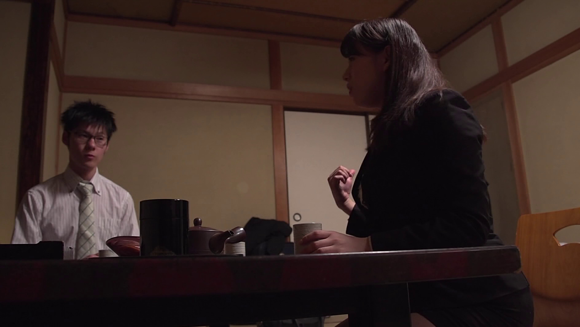 先輩女子社員と出張先でまさかの相部屋!酔って乱れた胸元に僕のチ○ポは爆発寸前。気付いた先輩は接待飲みで溜まったストレスを僕のチ○ポで解消しようと握りしめてきた 画像17