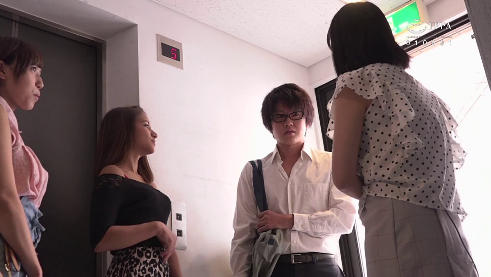 思春期少年の目の前に突然ミニスカパンチラが!イタズラ好きなお姉さん達は立ち止まった少年の勃起チ〇ポを性欲満々でじっくり味わうのです 3 画像17