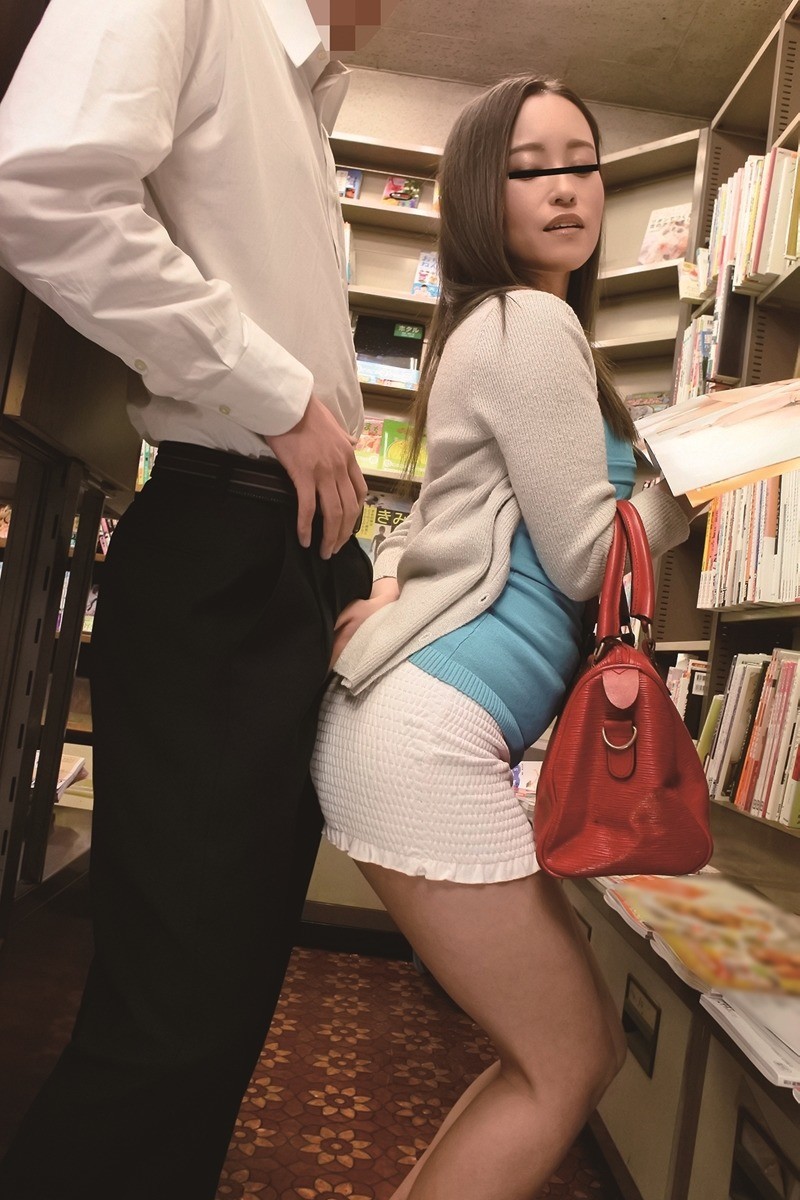 本屋で人妻のパンチラが目の前に！参考書探してる真面目学生にエロ本見せつけ、胸チラやパンチラ誘惑してくるいけない奥様。勃起したチ〇ポを尻にこすりつけ、店員や他の客の目を盗んで入れちゃいました！