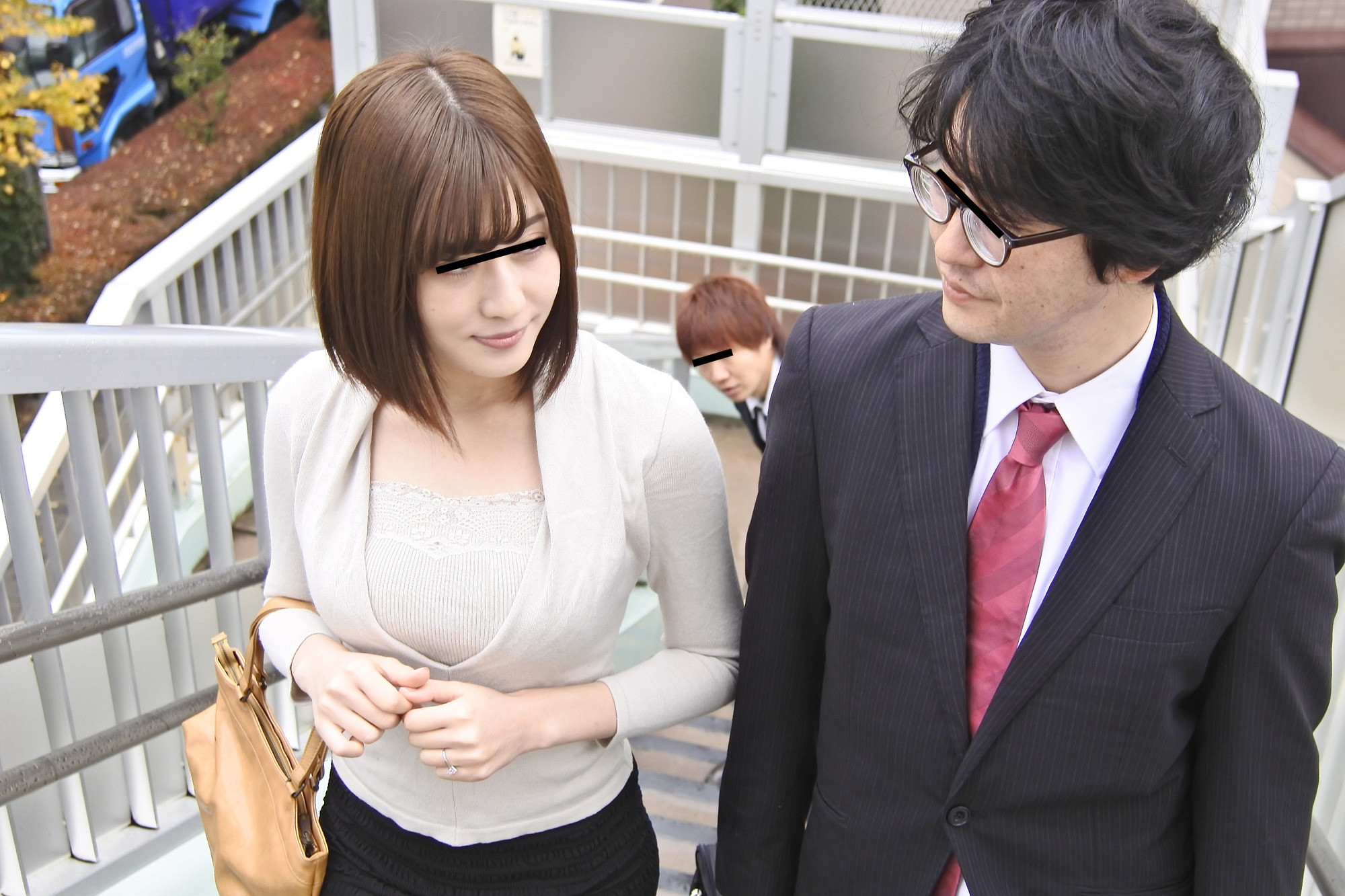 満員バスで夫が横にいるのに他人の勃起チ〇ポがミニスカデカ尻にめり込んで興奮してる人妻。旦那の目を盗むスリル萌えで他人チ〇ポ握りしめ、パンティずらしてマ〇コに誘ういけない奥さん。こんなとこで挿入しちゃっていいんですか？！