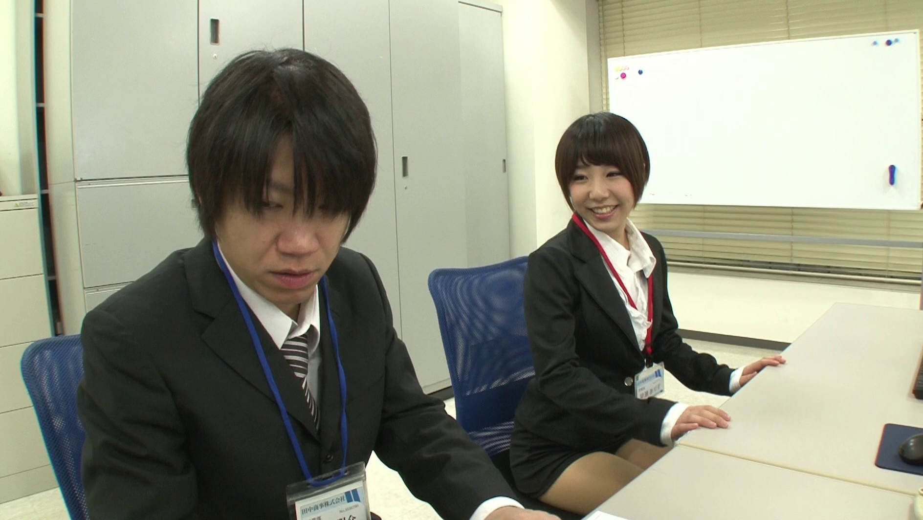 入社式 パンチラ 入社前の研修だからって、そんなにムチムチ太もも丸見えのミニスカで来られたらセクハラしたい気持ちを抑えるのに必死だよ！そんな先輩男子社員を挑発して、入社前につまみ食いしてくるソソる内定新人女子社員  - アダルト動画 ソクミル