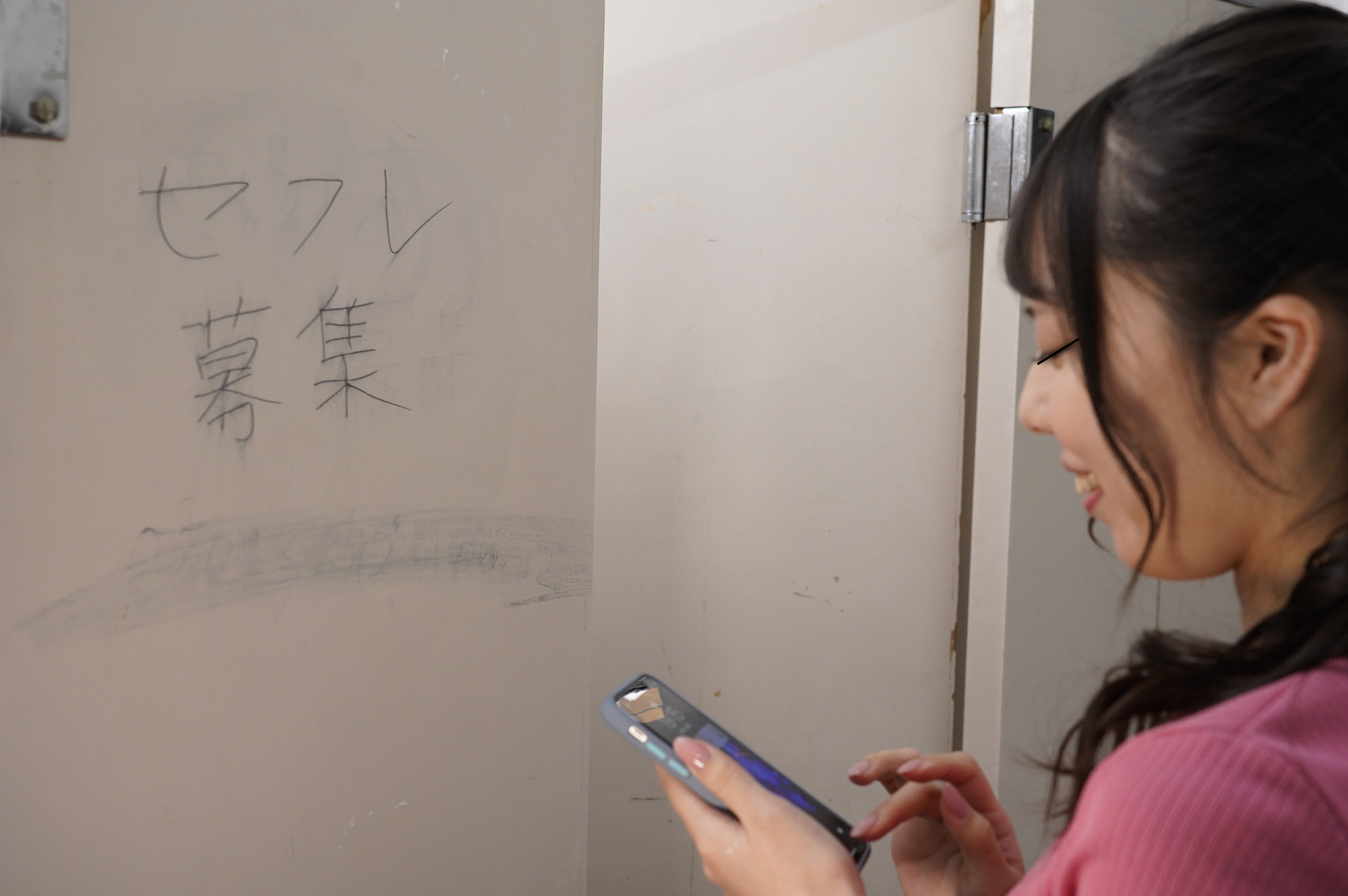 公衆便所にセフレ募集の落書きをしたら、肉棒を吸い尽くすフェラ好きお姉さんがやってきた!!連絡が来たのでトイレで待っているとソソるお姉さんがやってきて、ノーパンで陰毛を見せつけてきた!?我慢できずにフル勃起してると「カチカチで素敵」と喉奥まで即尺!人が来たらマズイでしょとビビる俺にますます興奮した彼女と公衆便所で激本番ファックすることに!!見つかったら怒られるの俺なのか!?そんな馬鹿な!! 画像5