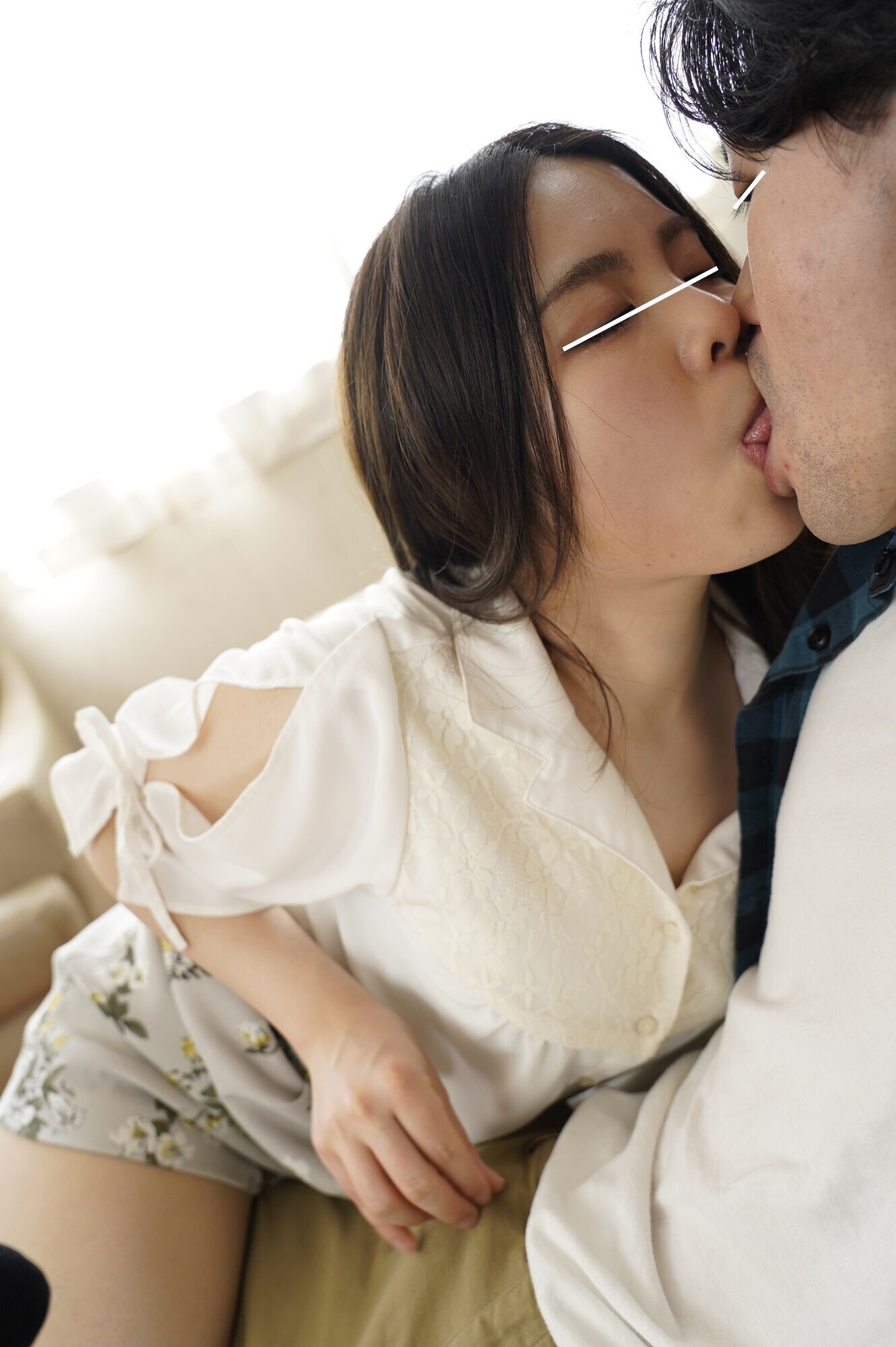 飢えた妻の友人と濃厚クンニでイカせまくりの根本までFUCK！！妻の留守中に妻の友達が訪ねて来た。妻の留守を伝えたが、せっかくなので少しお話ししませんかと言うので、とりあえず家に上げると、自分の夫とのセックスレスの不満を言いながら、お宅はどうですかと聞いてきた。「まあ、それなりに」とお茶を濁すと「クンニはしますか」とか「どんな感じですか」とかしつこく聞いてくるので、段々お互いソソられてエロい感じに･･･