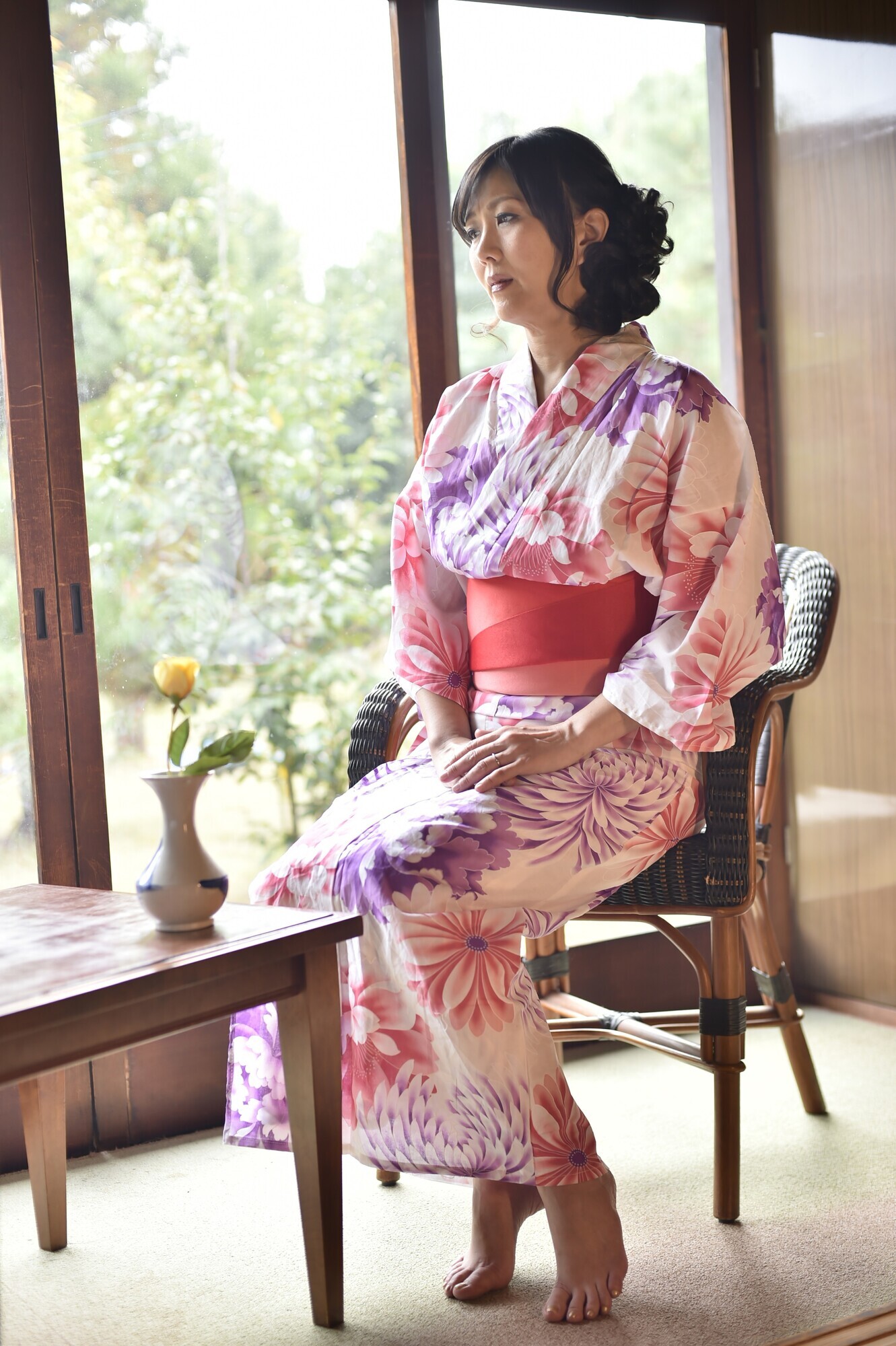 乾いたオマ○コを潤してくれる男を求めて一人旅をする熟女