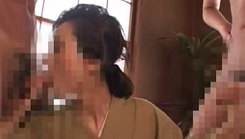 人妻たちの不倫性行為 4時間 11人 夫とのセックスだけでは我慢できないえろ奥様が不倫相手の肉棒をおしゃぶりすればマン〇はすけべ汁で濡れ濡れ 大きくなったチンチ〇を挿入されて何度も絶頂を迎える 画像9
