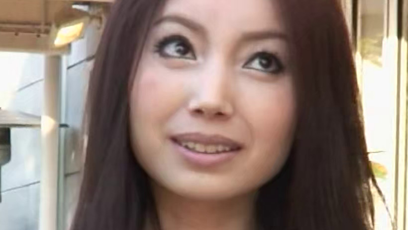 人妻ナンパ ザーメン中出し 抑えきれない性欲が高まると街に繰り出しえろ~い視線で男を誘惑する誘われ上手な奥様 お願い!私の子宮の中にネバネバ精子発射して 画像1