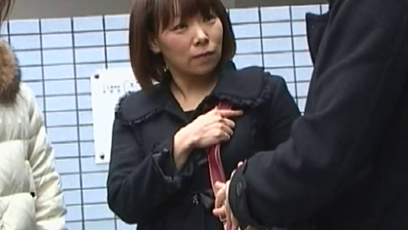 人妻ナンパ ザーメン中出し 抑えきれない性欲が高まると街に繰り出しえろ~い視線で男を誘惑する誘われ上手な奥様 お願い!私の子宮の中にネバネバ精子発射して 画像4