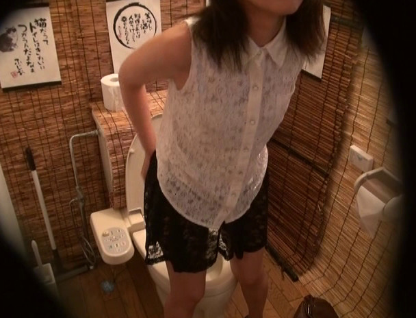 居酒屋トイレ盗撮・欲情便所 ［二十八］ 密室の中で繰り広げられる秘め事をこっそり覗き見･･･ 画像12
