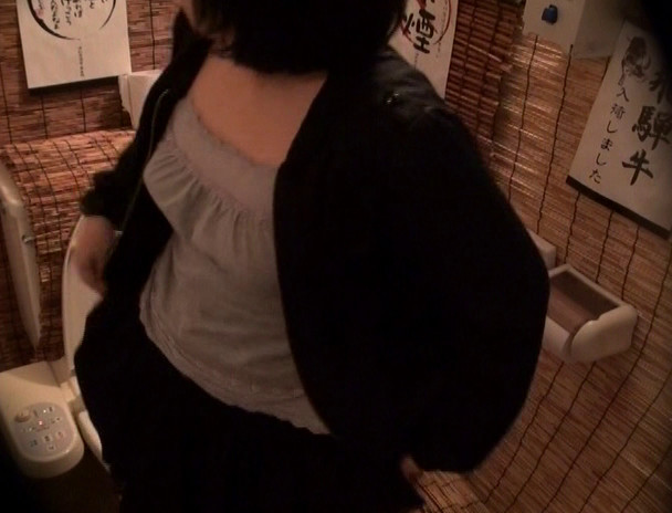 居酒屋トイレ盗撮・欲情便所 ［二十九］ 密室の中で繰り広げられる秘め事をこっそり覗き見･･･ 画像8