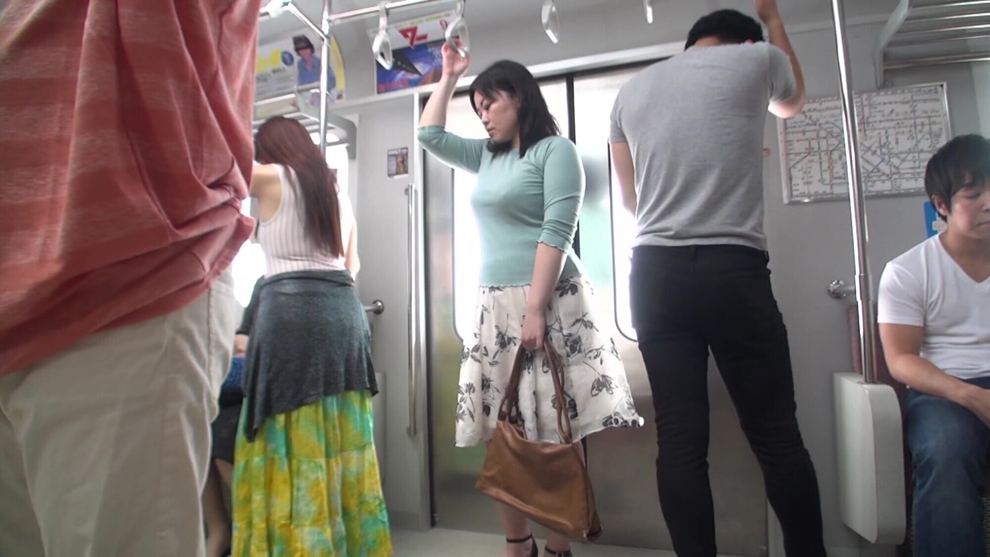 ややぽちゃ巨乳主婦にイタズラしてその気にさせる! 1枚目