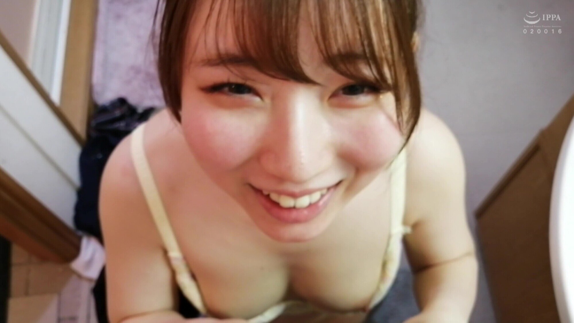 洗面所でパイパンガールとイチャつきSEX! 1枚目