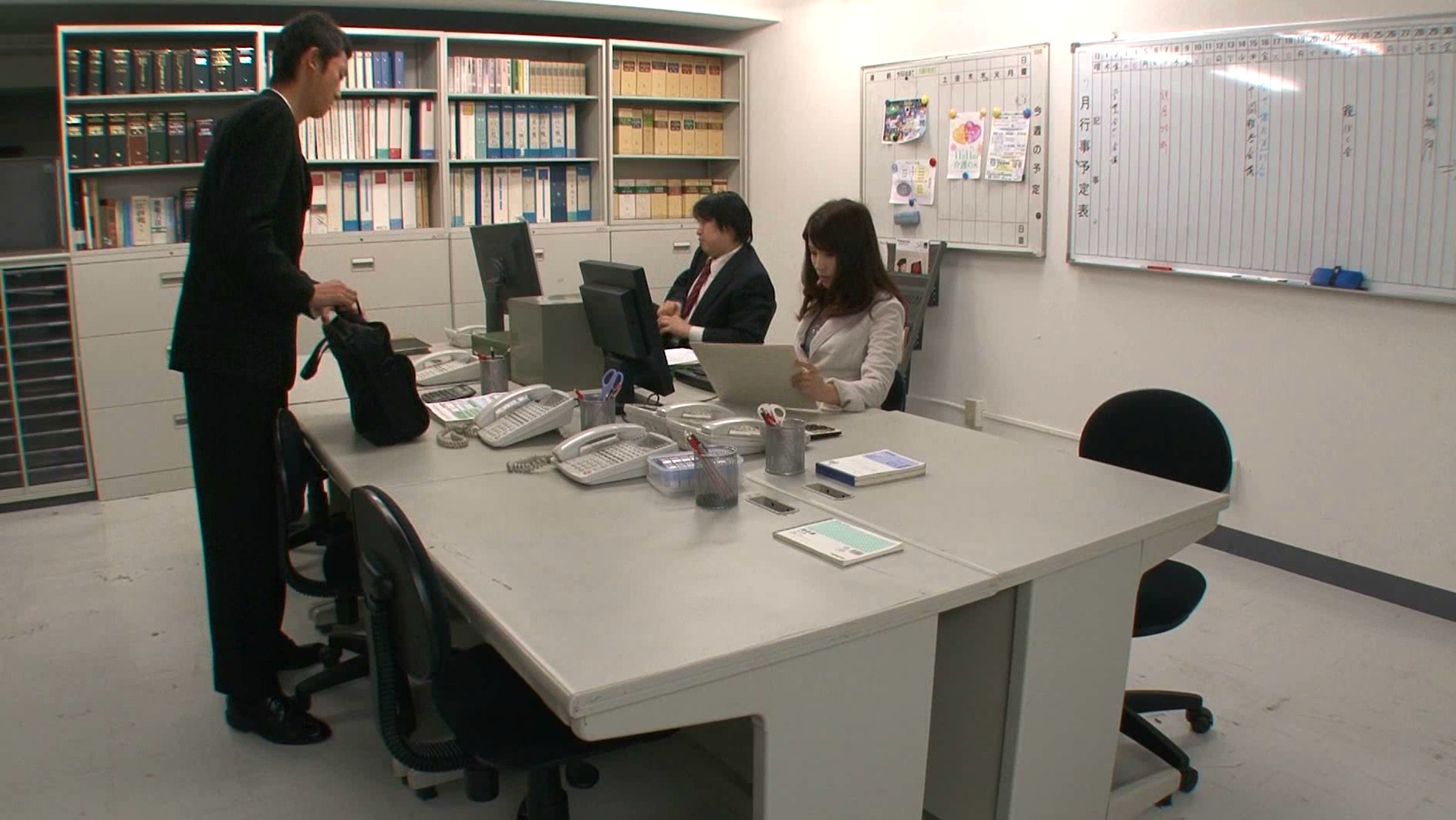 性欲処理課におちた妻 橘ひなた 画像18