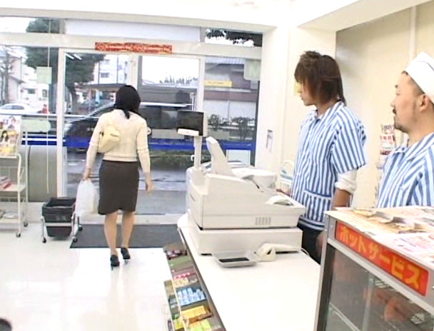奥さんアナタ・・・コンド~ムを万引きしましたね? 坂上えりか 画像4