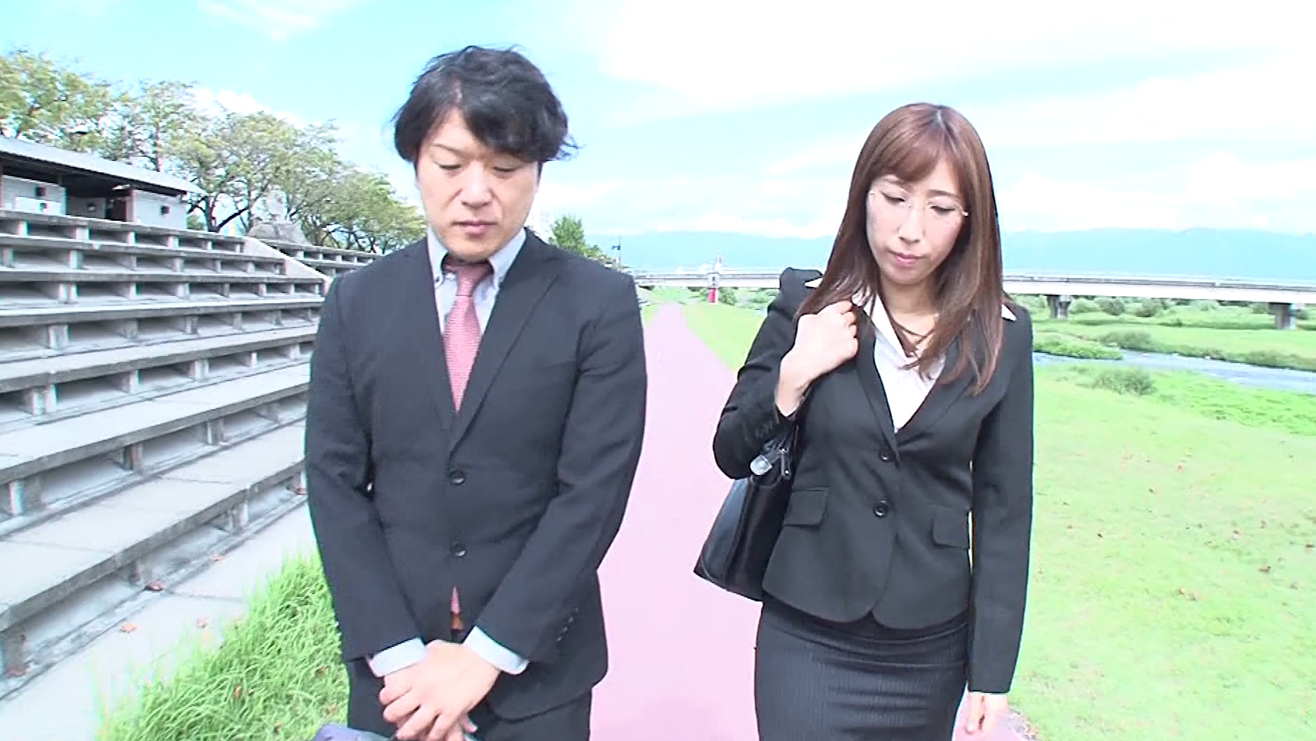 憧れの女上司とふたりで地方出張に行ったら急遽現地の温泉宿に一泊することになりました。 彩奈リナ 画像1