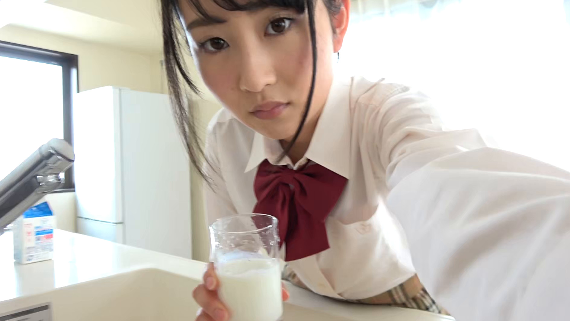 ミニマム系貧乳ぺちゃぱいJ●に朝フェラで口内発射のお礼に夜は拘束イカせ潮吹きで気持ち良くさせて小膣にドビューっと中出しをした！