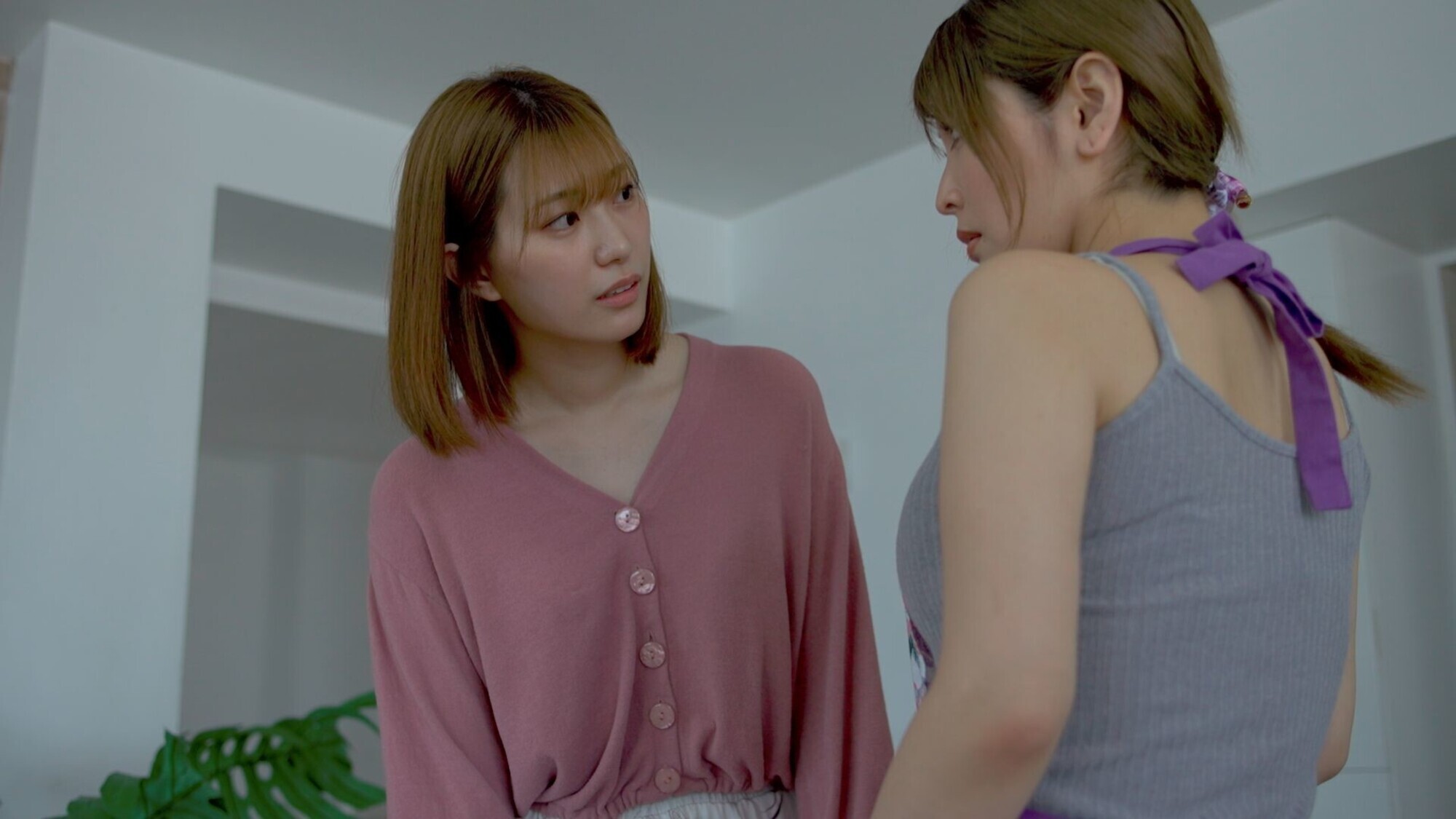 新村あかりと美谷朱里の透明人間がイカせてくる衝撃的濃厚絶頂 画像9
