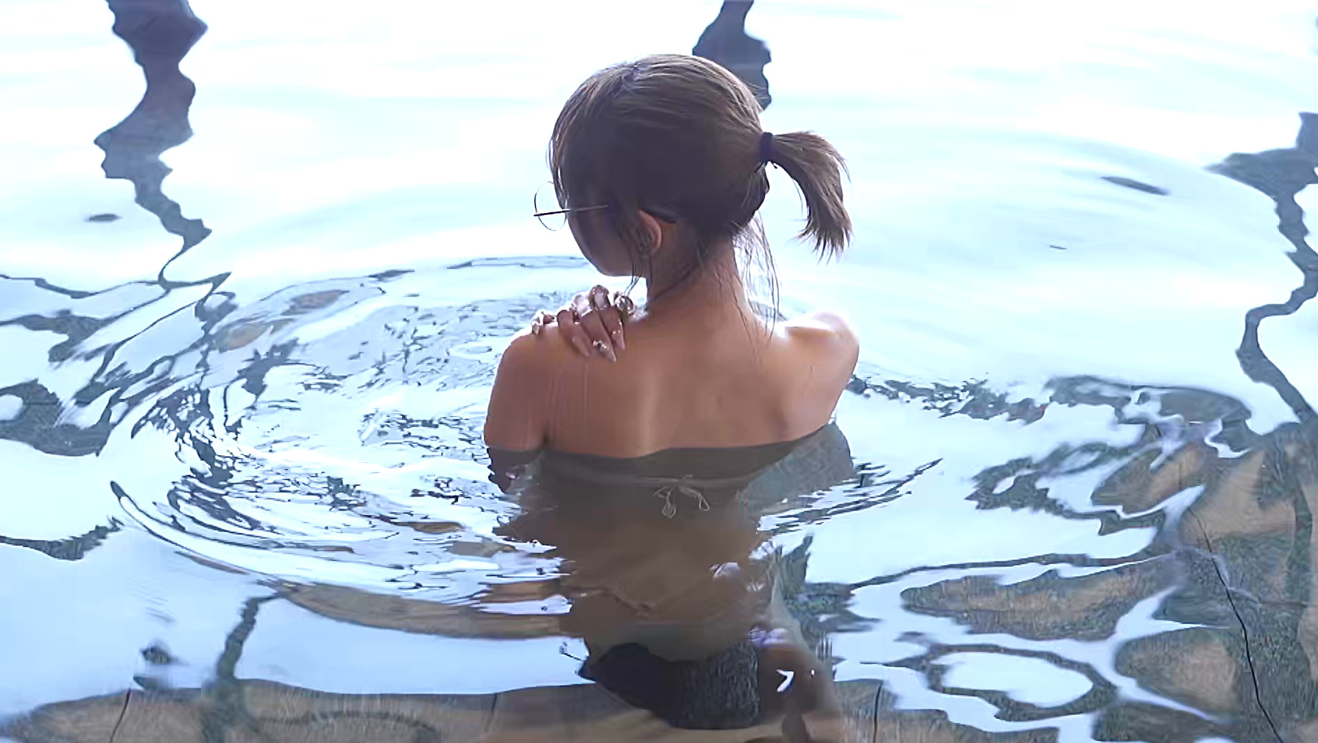 こばたま「マネ女と悦楽 #3」！温泉・シャワーで魅せるミクロ系グラビア動画 こばたま サンプル画像3