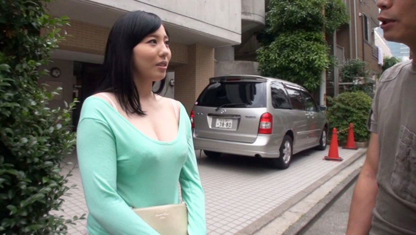 胸の谷間が物凄い!ドスケベな格好して街を歩く巨乳若妻をナンパ! 画像8