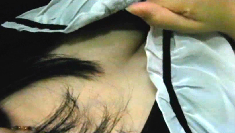 熟女の大きく開いた胸元からこぼれそうな黒チクビ盗撮 画像20