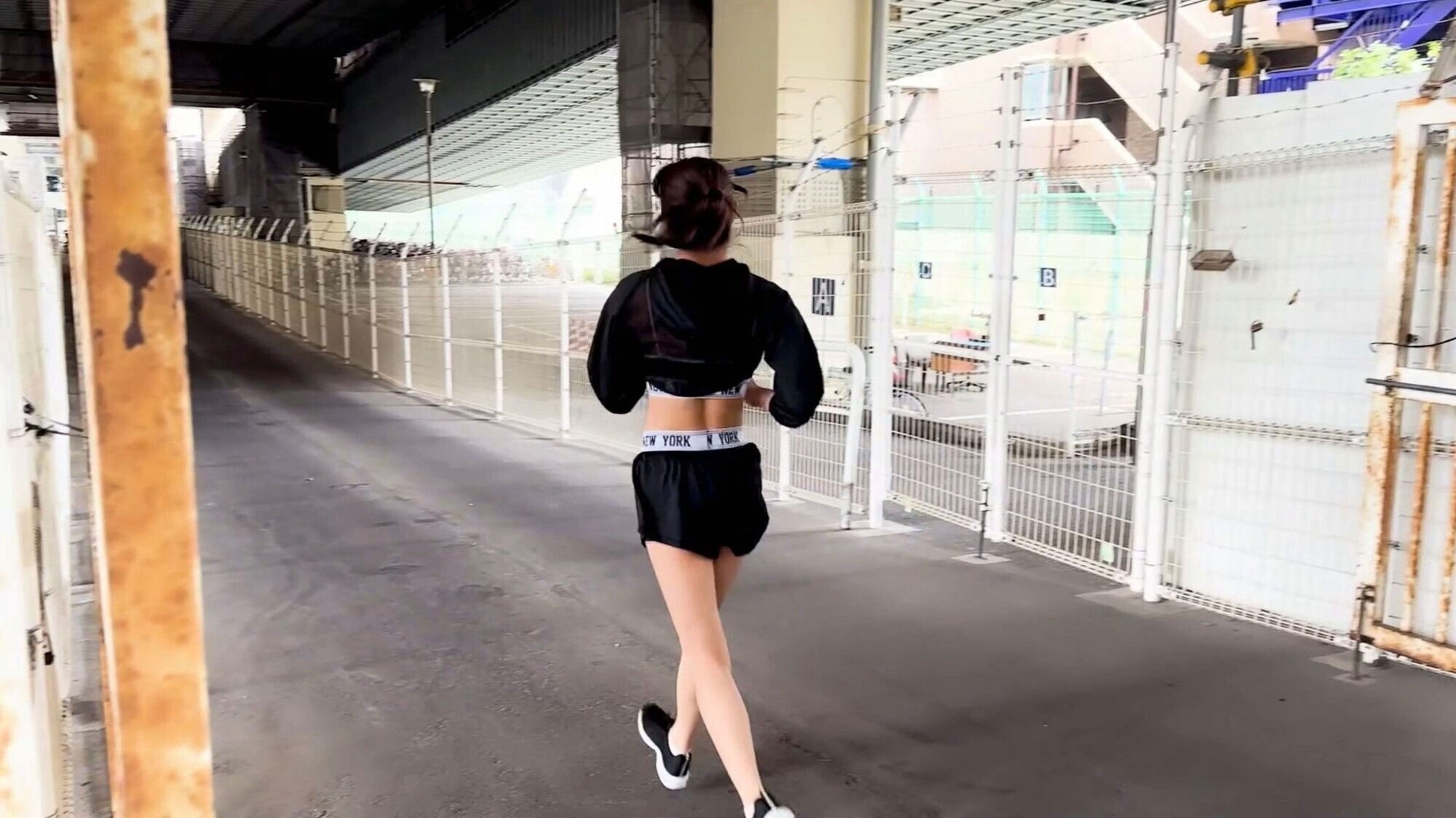 【イイ女が過ぎる!!ランニング女子と即ホテイン!!】【締まっているのに乳デカ美脚お姉さん!!】【鍛えた肢体でスタミナSEXで連続搾精3中出し!!】極エロ美麗な巨乳お姉さんとスポーティど淫乱SEX!! 都月るいさ 画像1