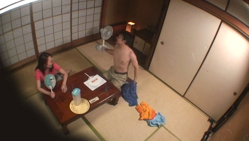クーラー無しの6畳間部屋で本物団地妻のアソコは汗ばむ身体とおなじく熱くムレているのか!? 画像6