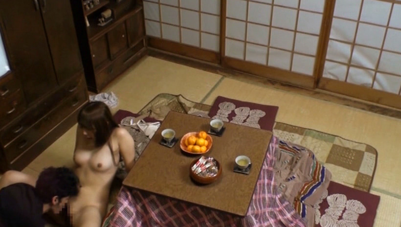 本物の団地妻をコタツの中で刺激したら、欲求不満が炸裂するのか!?3 画像5