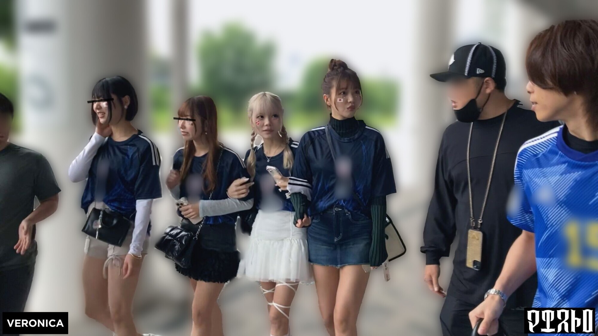 ゴールイン！美少女サポーター達とスタジアム外で秘密のオフサイド！【みゆ／ゆみ／れい／りん】Ver.れい＆りん 画像1