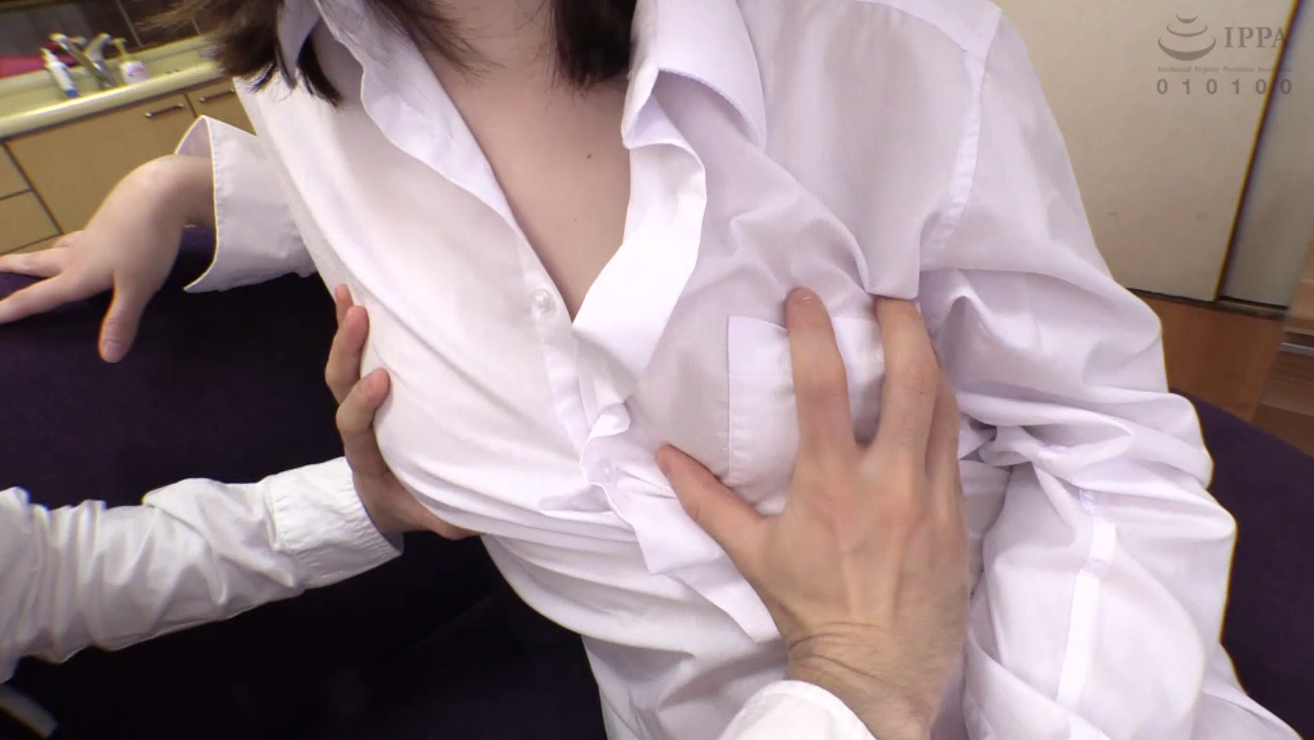 「まさか・・・僕を誘惑してるわけじゃないですよね・・・」ワイシャツ1枚羽織ったノーブラ巨乳の兄の彼女と弟が自宅で2人っきり!無防備な姿から垣間見えるオッパイ・パンチラにフル勃起!兄では満たし切れない欲求不満マ〇コに弟チ〇ポが生挿入!デカ乳振り乱しながら連続絶頂!兄には絶対ナイショの横取り中出しSEX! 画像14