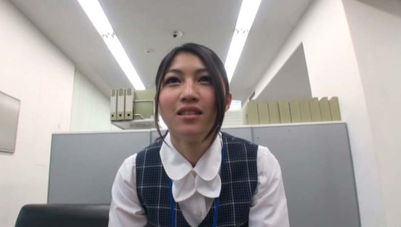 お仕事中にお邪魔して・・・ 都内商社勤務23歳 美月さん(仮名) 画像12