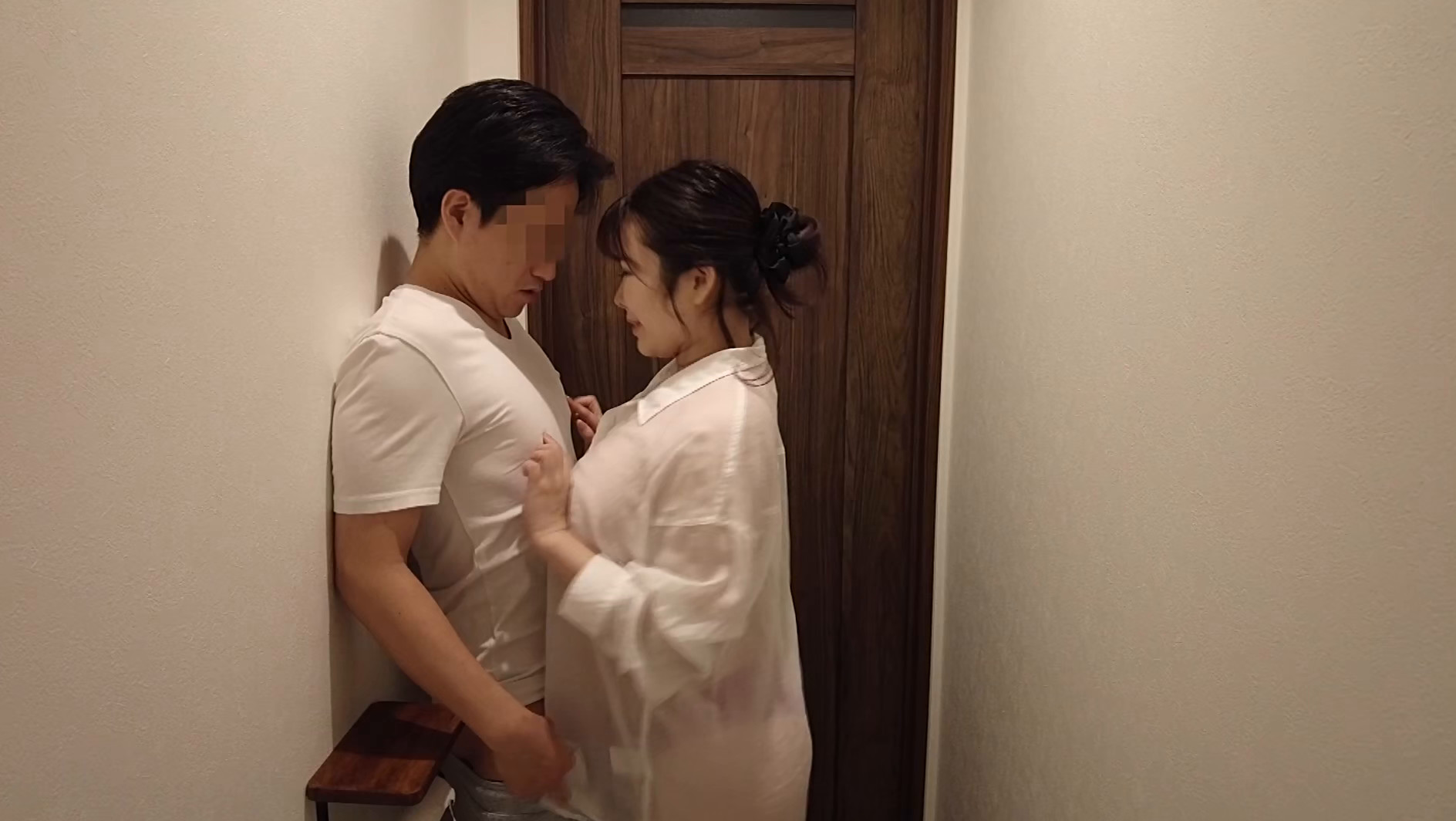 トイレにお邪魔 背後から●される乳首・・・そして口内射精 葉月美音 画像1