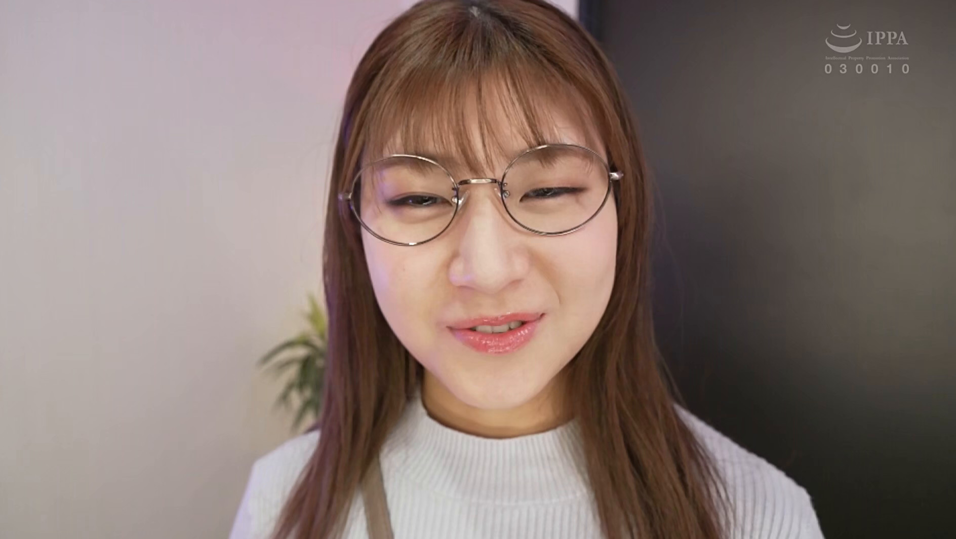 地味メガネ女子のシコい恵体 佐山由依 95cm Gカップ 画像1