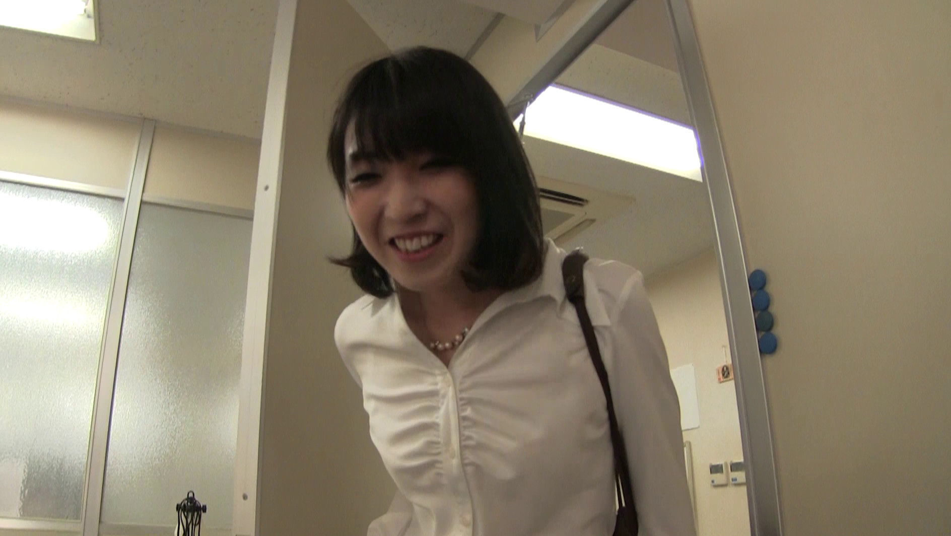 会社に内緒でパンツを売ってマ●コを見せる女 OL 星名知沙 画像1