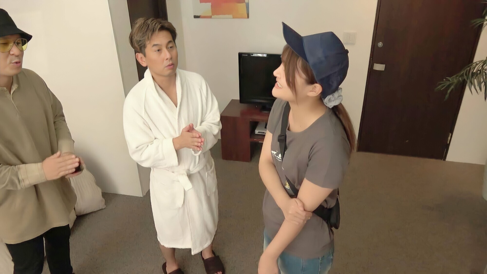 業界激震!?AV新法のせいで女優さんのドタキャンで撮影中止になるのを回避させたい監督に懇願されAV出演させられた社員ADの私。「中出しまでされるなんて聞いてませんよ!!」 画像1
