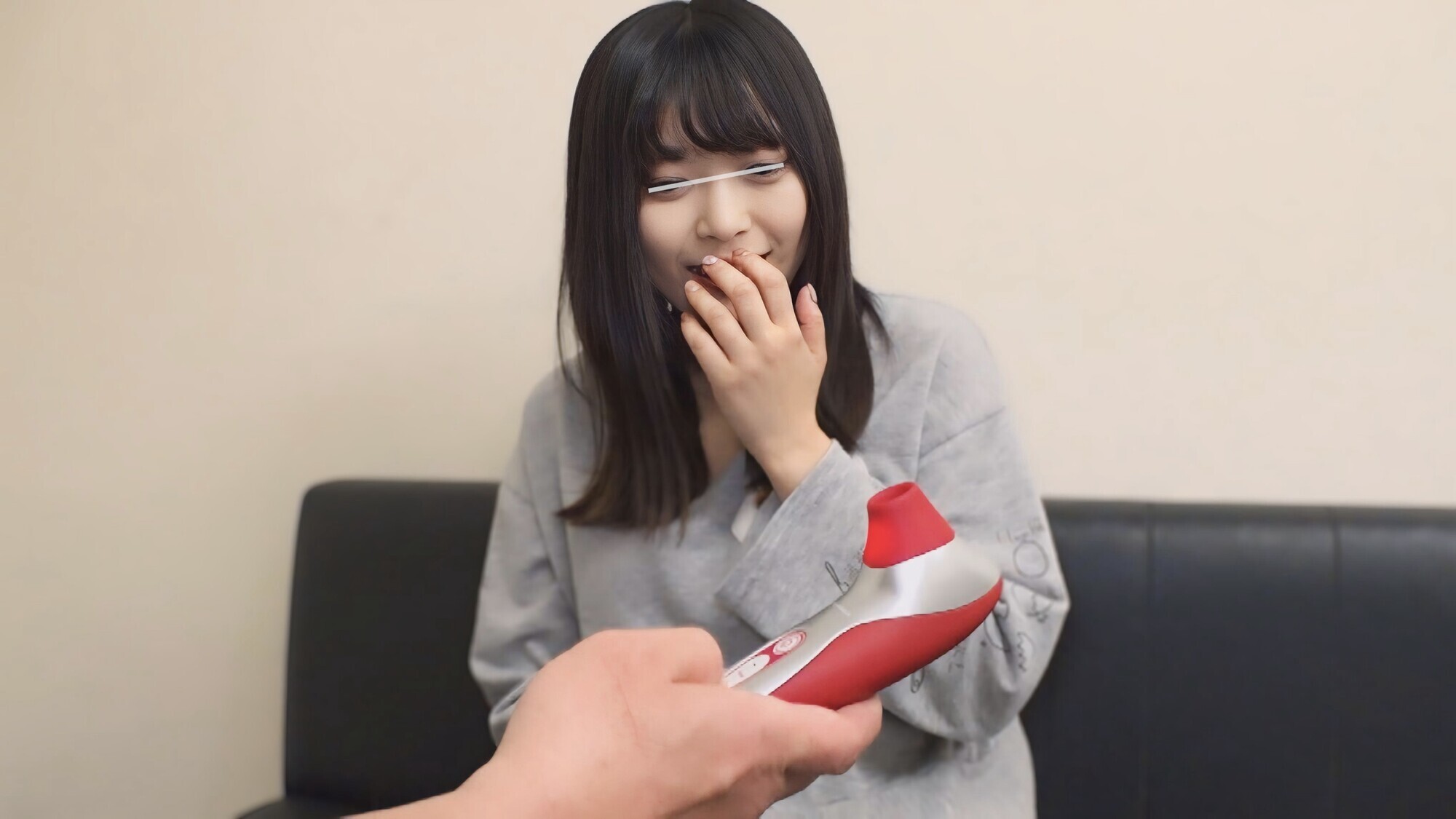 【配信限定】性器の大勝負！！巷で話題の吸うヤツVSデカチン18cmどっちが気持ちイイのか？生検証 ウーマ●イザーもデカいおち●ちんも両方試してもろて謝礼は金一封ともれなく中出し vol.01