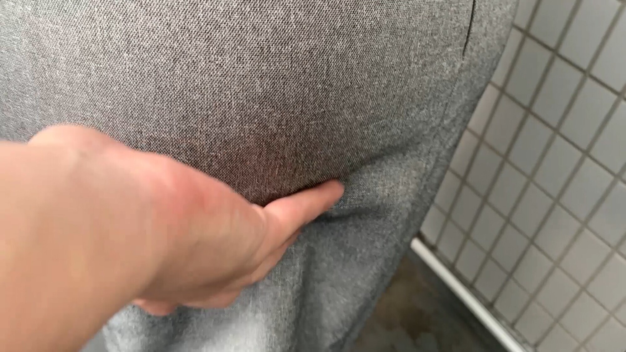 【個人撮影】同僚の露出排尿撮ったったww みとちゃん 画像2