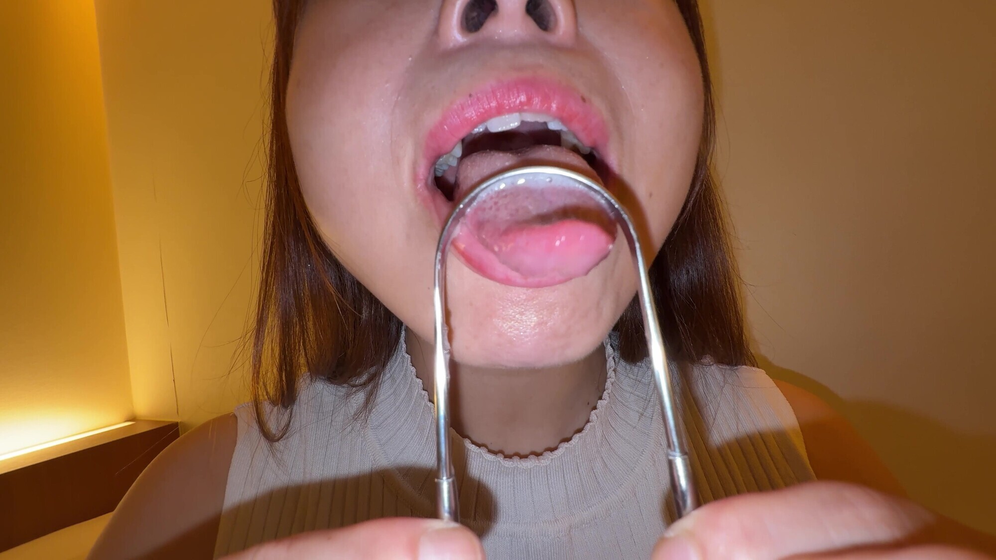 【個人撮影】赤城穂波の舌ブラシで「汚舌苔」採取