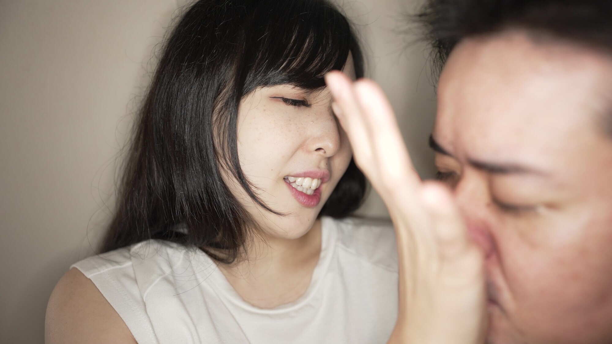 【個人撮影】横山夏希 変態男のわがままリクエスト 口臭チェック！ 画像2