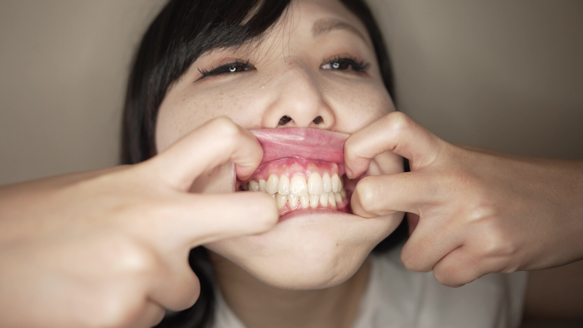 【個人撮影】横山夏希 変態男のわがままリクエスト 口臭チェック！ 画像4