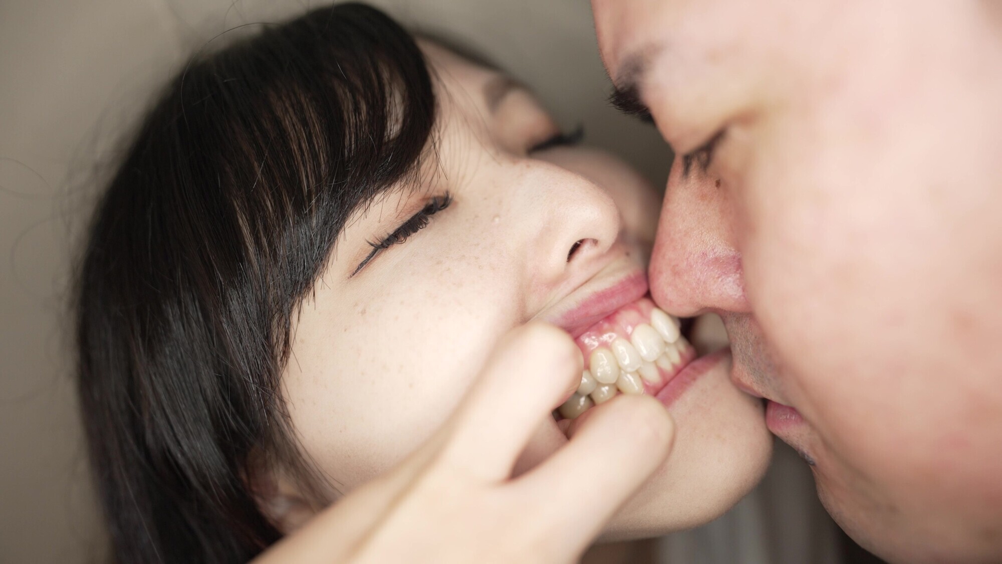 【個人撮影】横山夏希 変態男のわがままリクエスト 口臭チェック！ 画像5