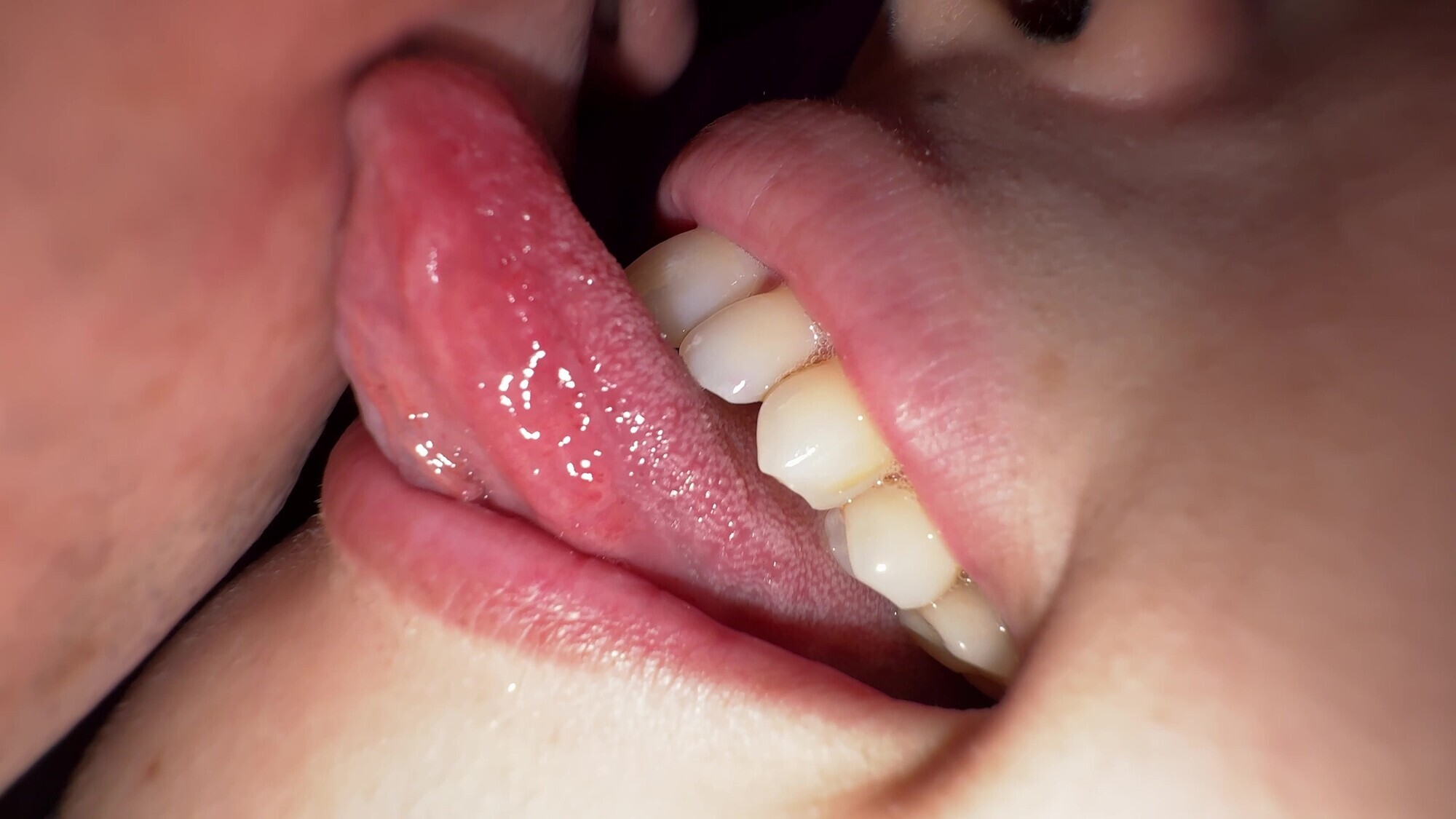 【個人撮影】横山夏希の肉厚舌ディープキス＆ツバ鼻吸い 画像4