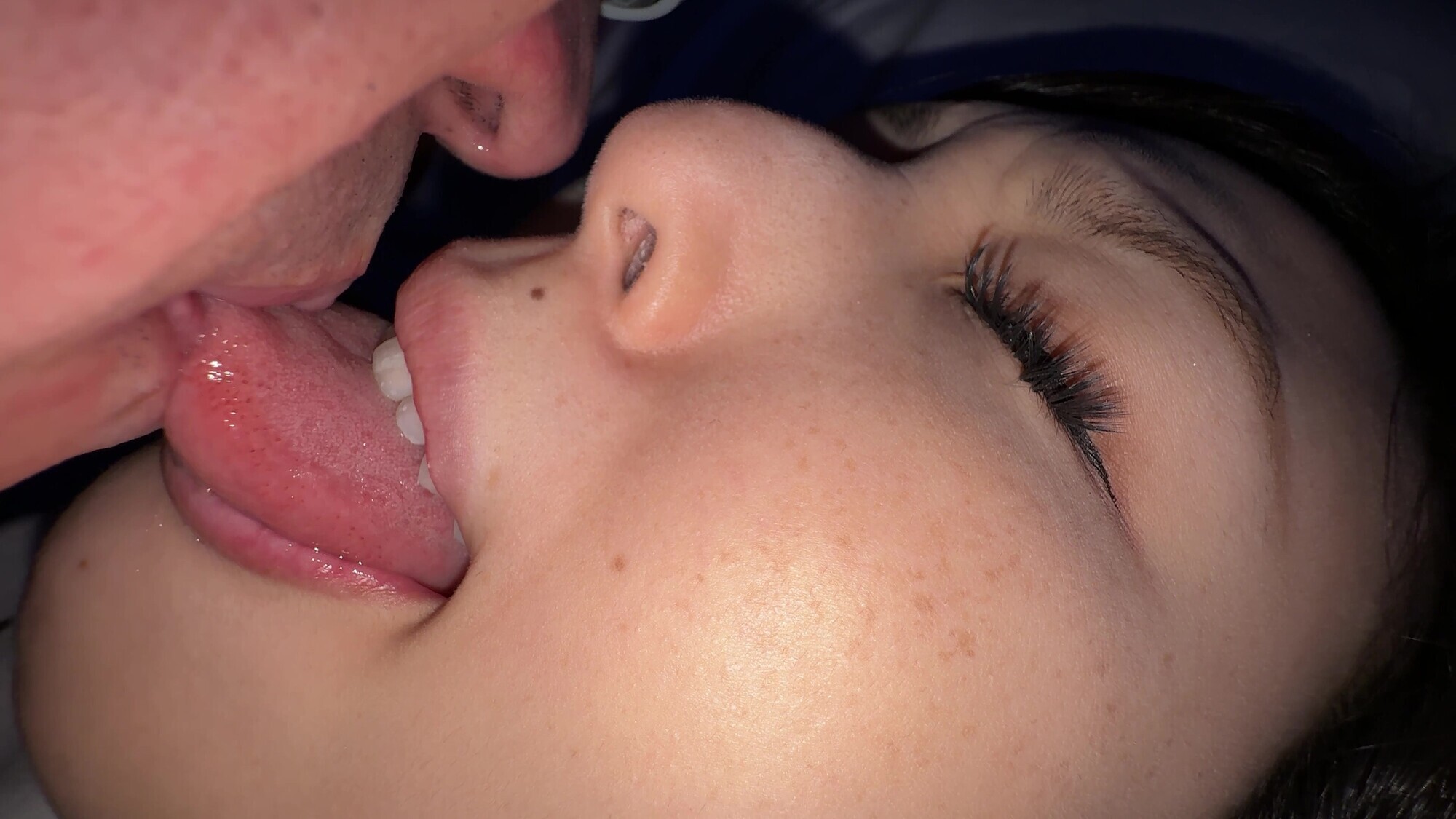 【個人撮影】横山夏希の肉厚舌ディープキス＆ツバ鼻吸い 画像9