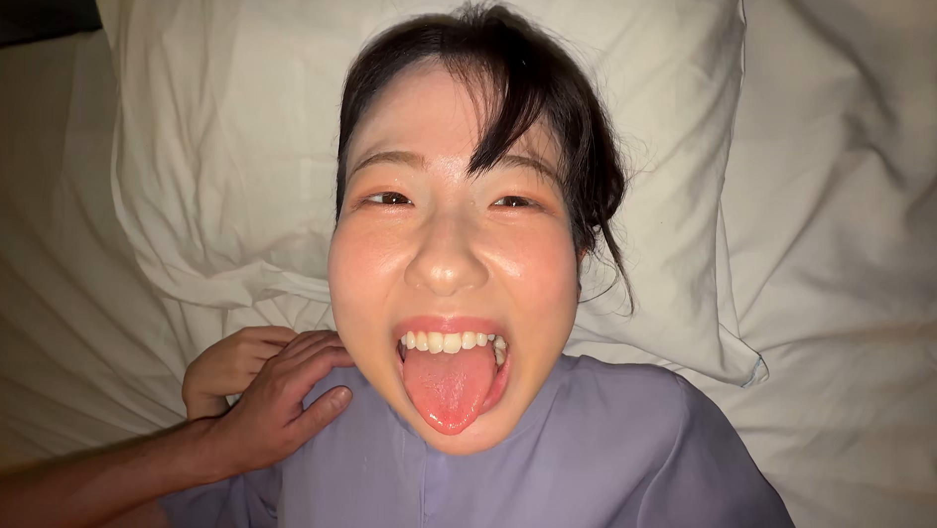 【個人撮影】谷田かりなのデカ舌ディープキス&ツバ鼻吸い 画像1